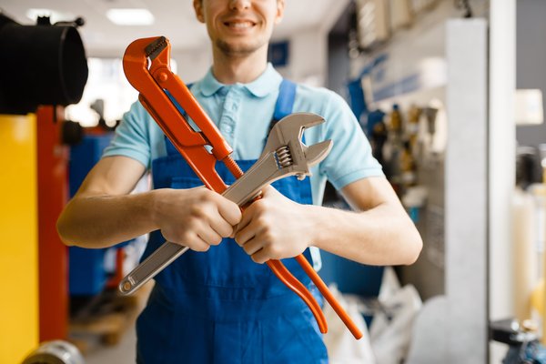 Quand faut-il faire appel à un plombier professionnel : les problèmes à ne pas ignorer