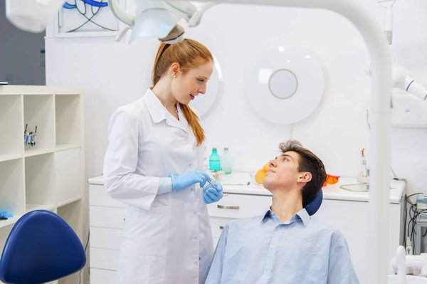 Comment les cliniques dentaires gèrent-elles les cas de caries ?
