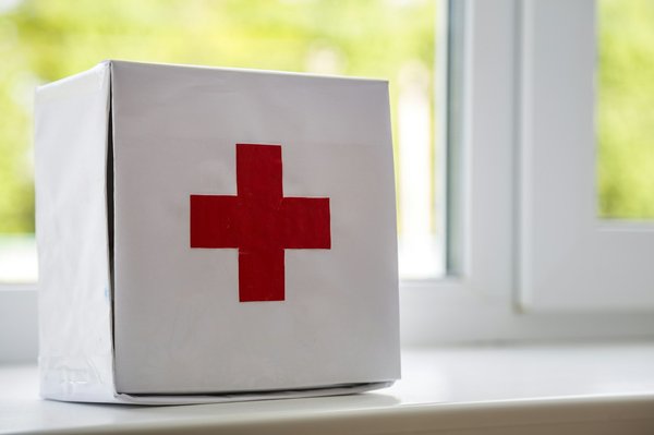 Comment préparer une trousse de premiers secours pour les situations d'urgence ?